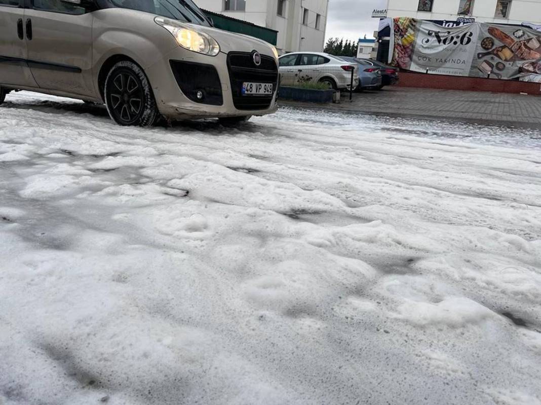 Önce tuhaf bir koku yayıldı, sonra köpükler ortaya çıktı! Mahalleliyi endişelendiren anlar 11